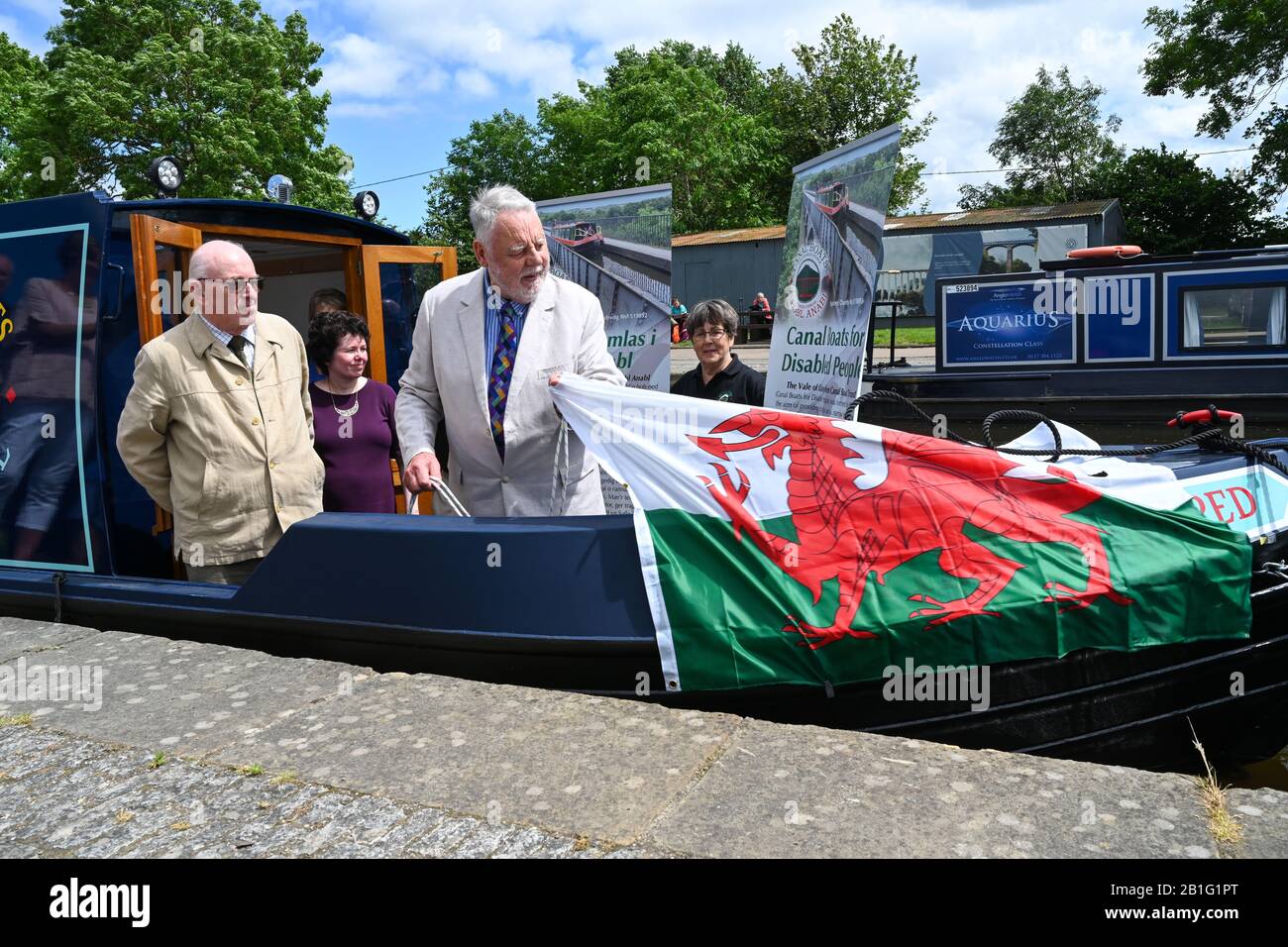 Terry Waite CBE dévoile un nouveau bateau à narrowboat, Lady Winifred, dans le bassin de Trevor près de Wrexham au Pays de Galles. Banque D'Images