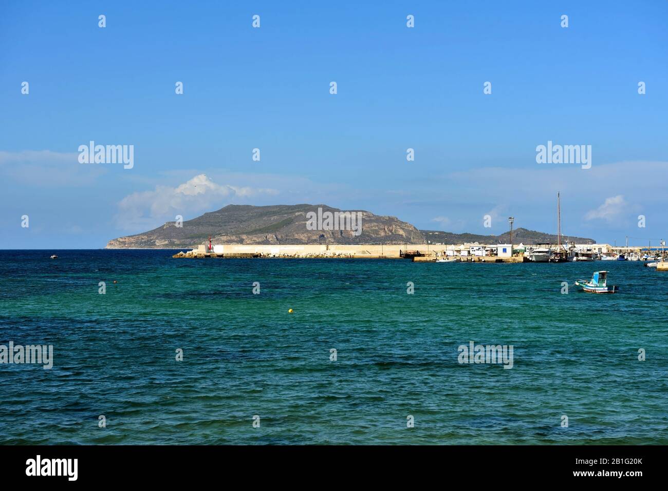 Île de Favignana et à l'horizon l'île de levanzo province de trapani Sicile Italie Banque D'Images