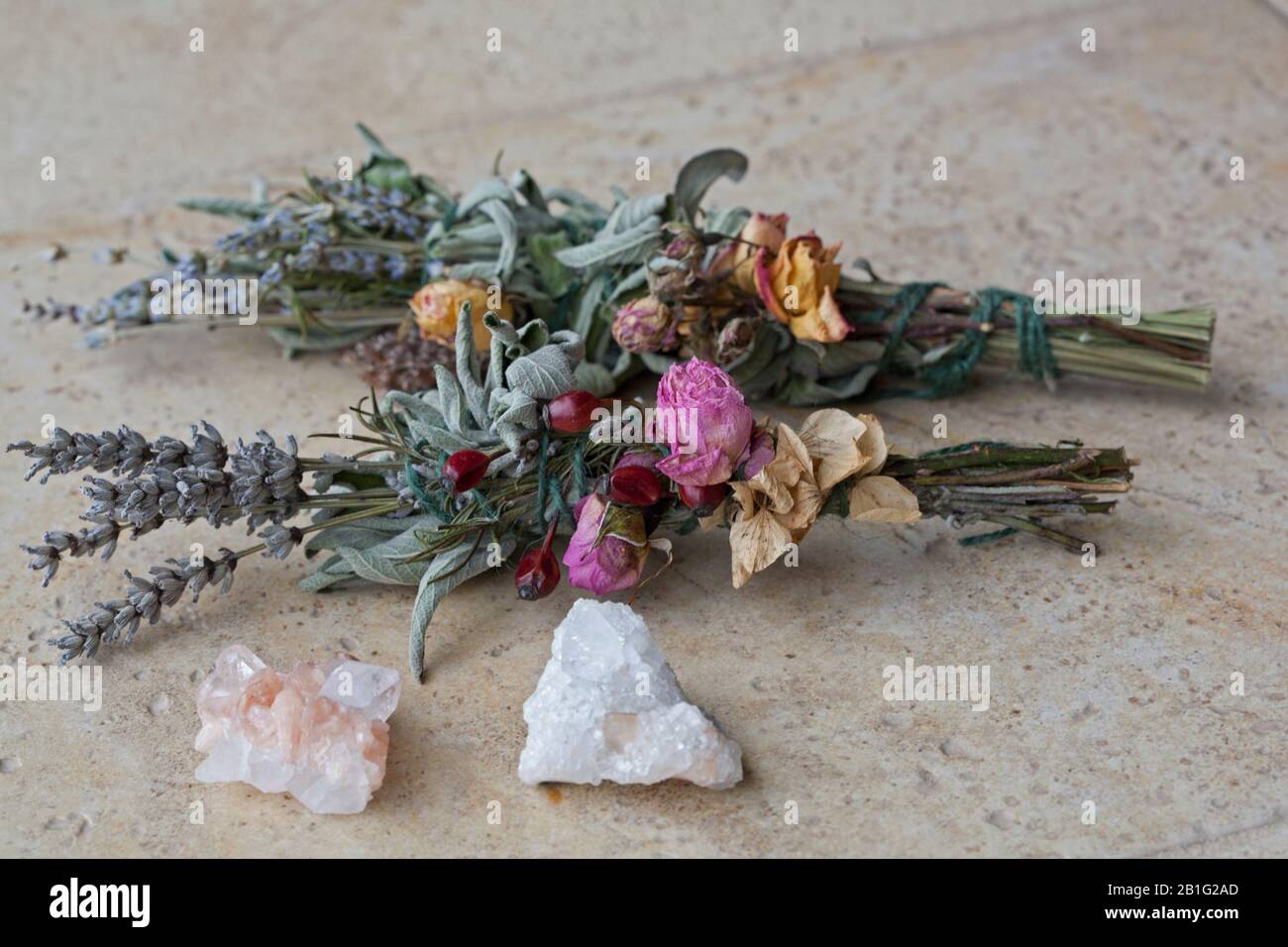 Smudge Sauge Et Lavande Avec Fleurs Séchées, Cristaux Roses Et Blancs Banque D'Images