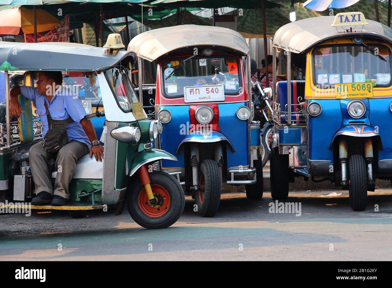 Un chauffeur Tuk tuk attend les passagers à Bangkok Banque D'Images