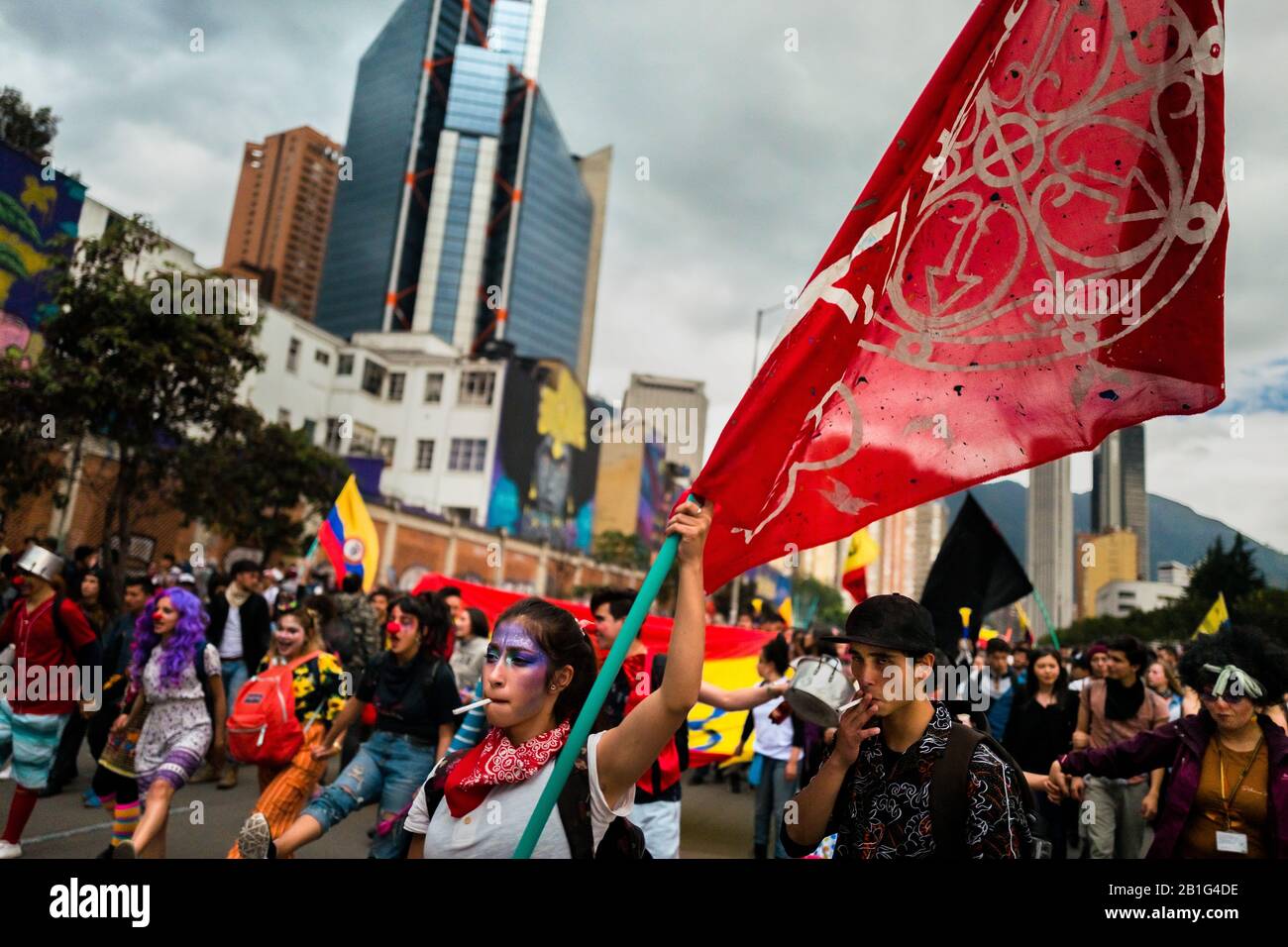 Les étudiants participent à une marche de protestation contre les politiques du gouvernement et la corruption au sein de l’éducation publique à Bogota, en Colombie. Banque D'Images