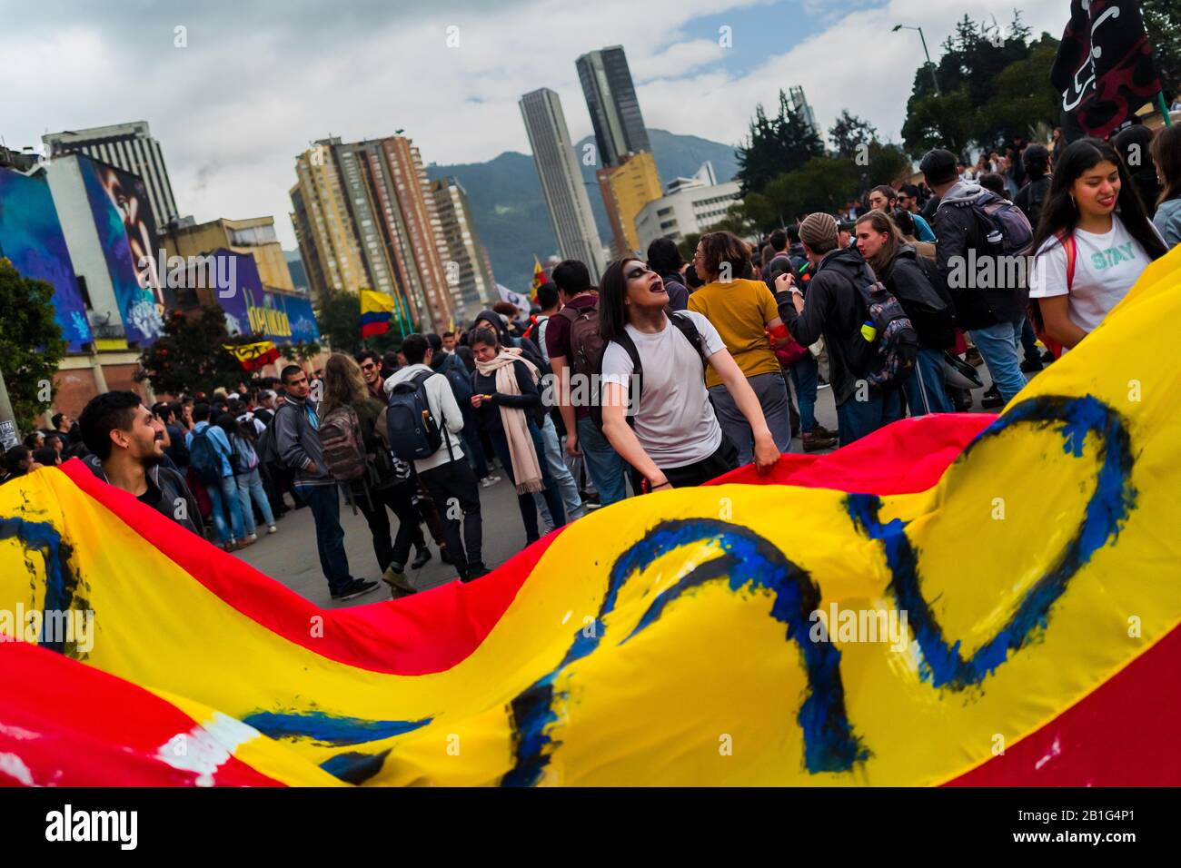 Les étudiants participent à une marche de protestation contre les politiques du gouvernement et la corruption au sein de l’éducation publique à Bogota, en Colombie. Banque D'Images