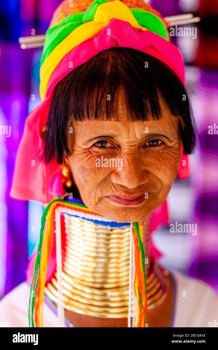 Portrait D'Une Femme Du Groupe Minoritaire De Kayan (Long Neck), Du Village De Pan Pet, De Loikaw, De L'État De Kayah, Au Myanmar. Banque D'Images