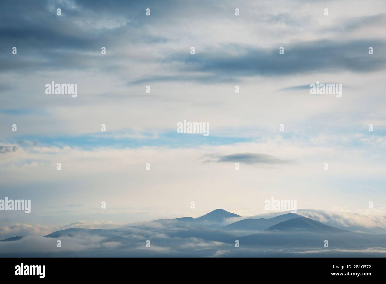 Paysage de nuages autour de la chaîne de montagnes et ciel couvert Banque D'Images