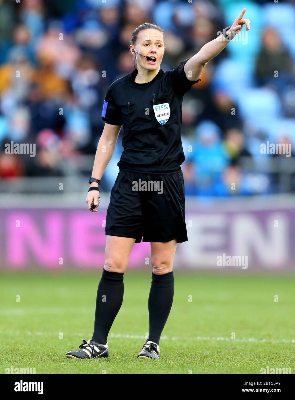 L'arbitre Rebecca Welch gestuelle sur le terrain pendant le match de la Super League féminine au Academy Stadium de Manchester. Banque D'Images