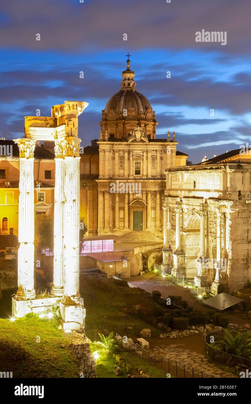 Vue sur les ruines de Fori Imperiali depuis le Campidoglio à l'aube. Rome, Quartier De Rome, Lazio, Europe, Italie. Banque D'Images