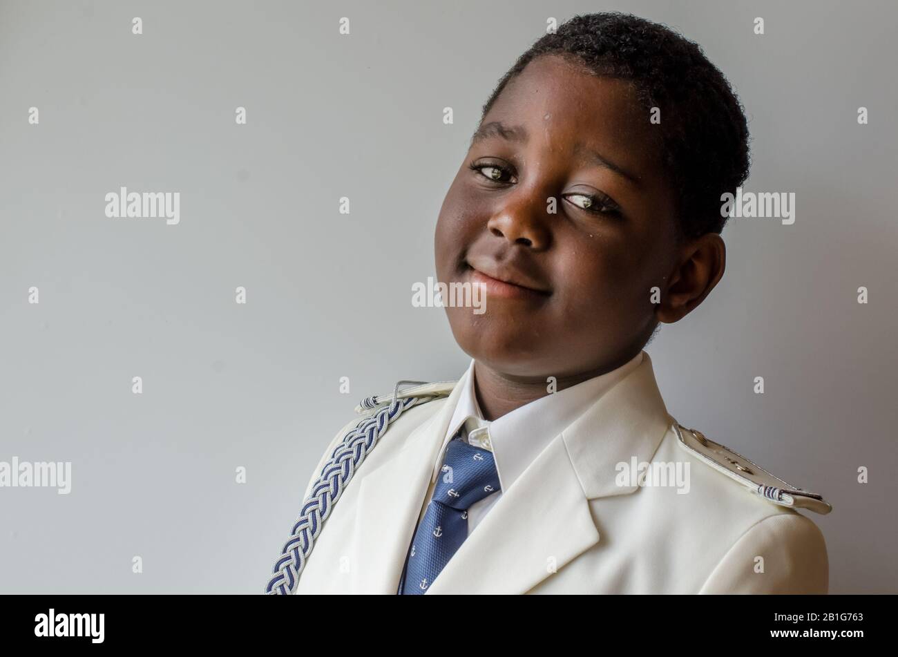 Portrait d'enfant noir vêtu de la première communion Banque D'Images