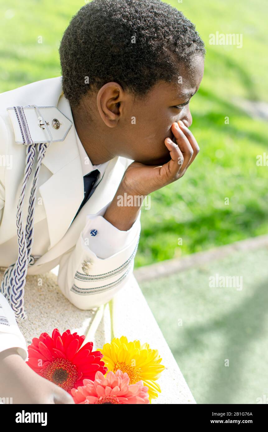 Portrait d'enfant noir vêtu de la première communion Banque D'Images