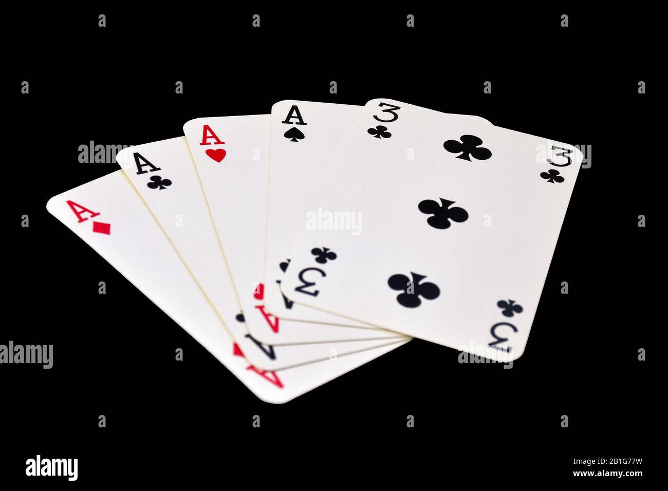 La combinaison de cartes à jouer au poker sur fond noir - quatre d'une  sorte Photo Stock - Alamy