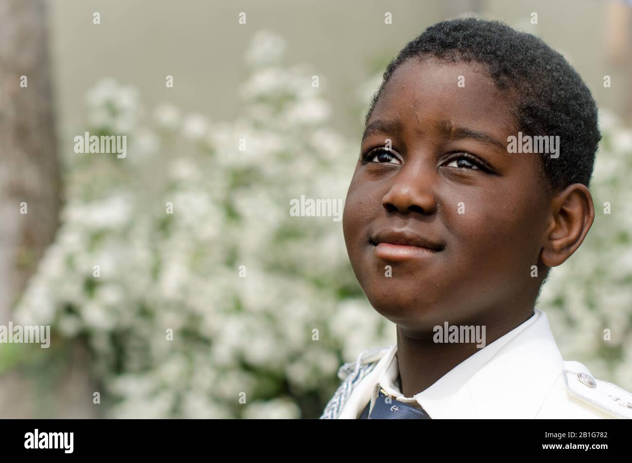 Portrait d'enfant noir vêtu de la première communion Banque D'Images