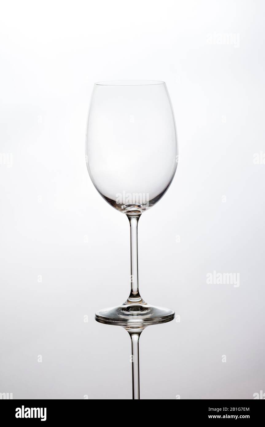 Verre de vin vide avec réflexion isolé sur fond blanc Banque D'Images