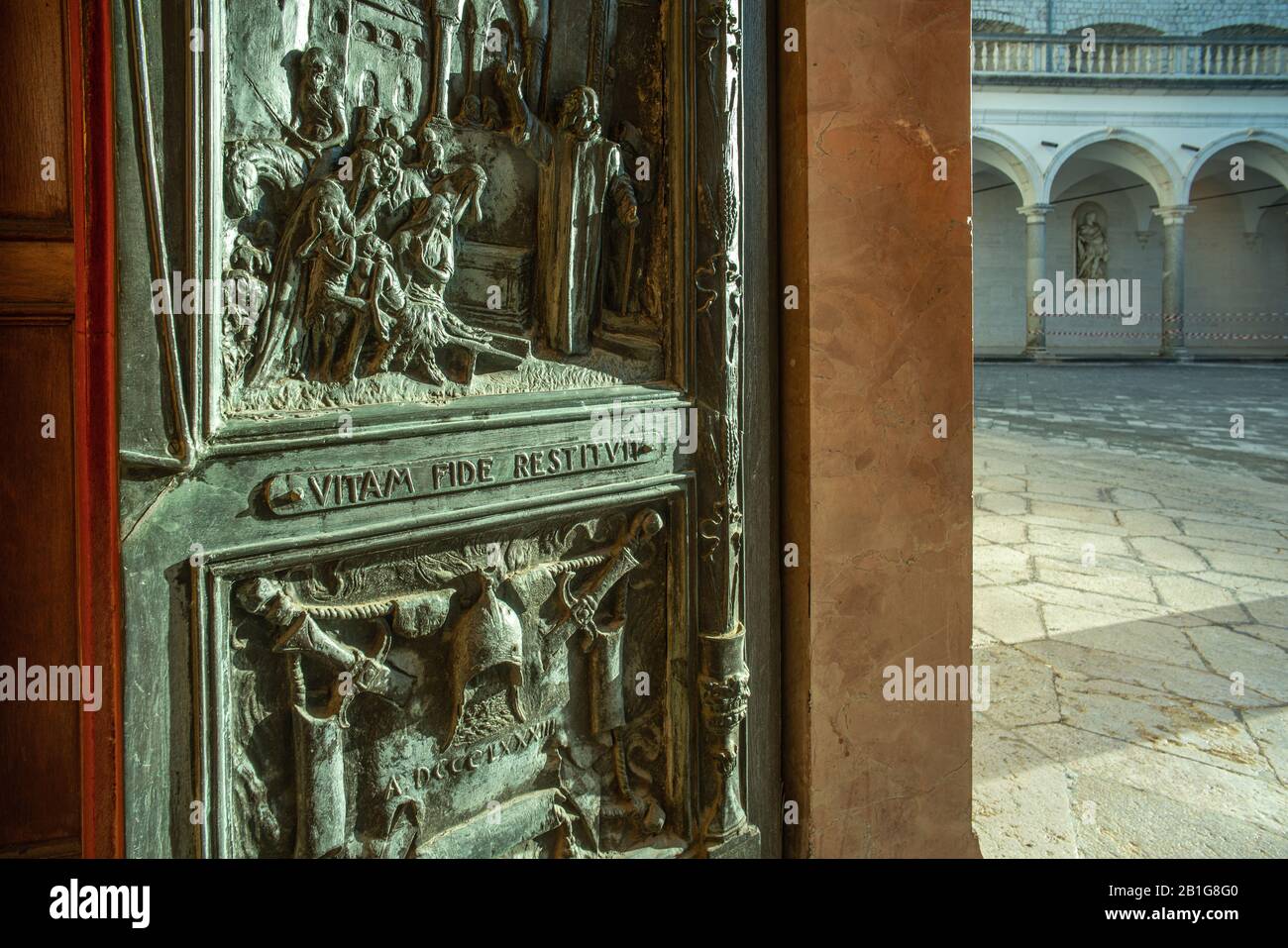 Basilique de Montecassino, détail des bas-reliefs du portail illuminé par une lumière de pâturage. Cassino, province de Frosinone, Latium, Italie, Europ Banque D'Images
