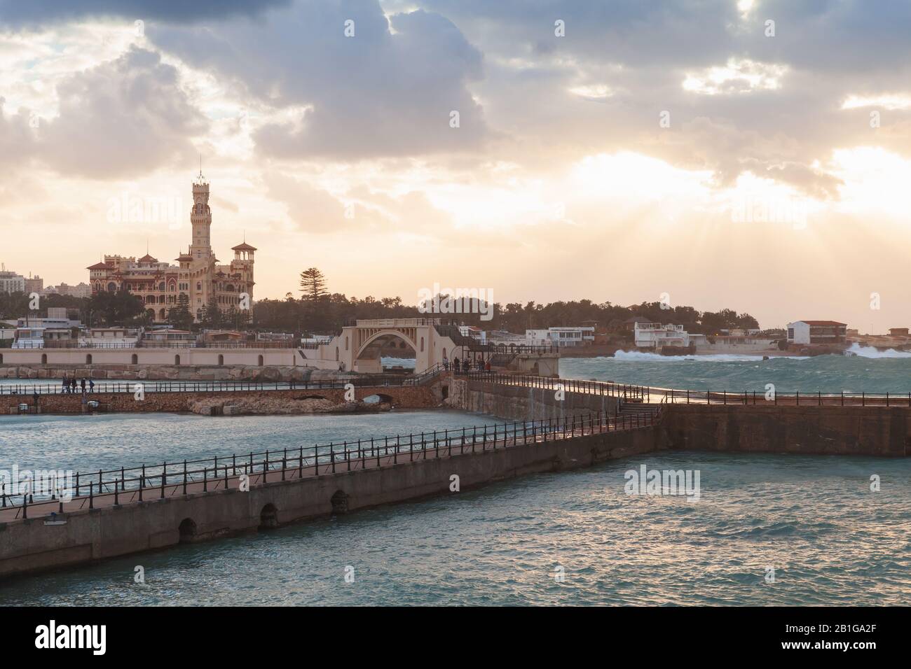 Paysage avec palais de Montazah et ponts sous ciel nuageux coloré, Alexandrie, Egypte Banque D'Images