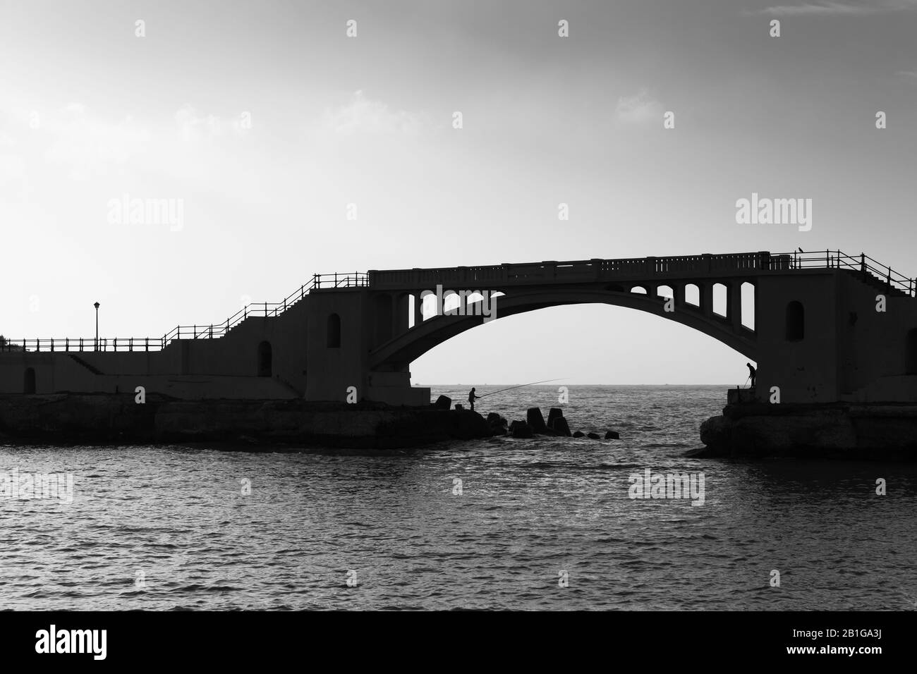 Paysage noir et blanc avec silhouette de pont Montazah, Alexandrie, Egypte Banque D'Images