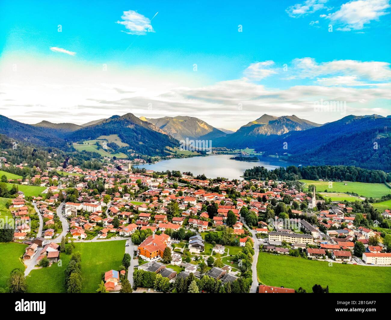 Vue panoramique aérienne de Beatuful sur le lac Schliersee, ville, village, alpes montagnes, ciel bleu, nuages. Bavière, Bayern, Munich À Proximité, Rosenheim. Allemagne Banque D'Images