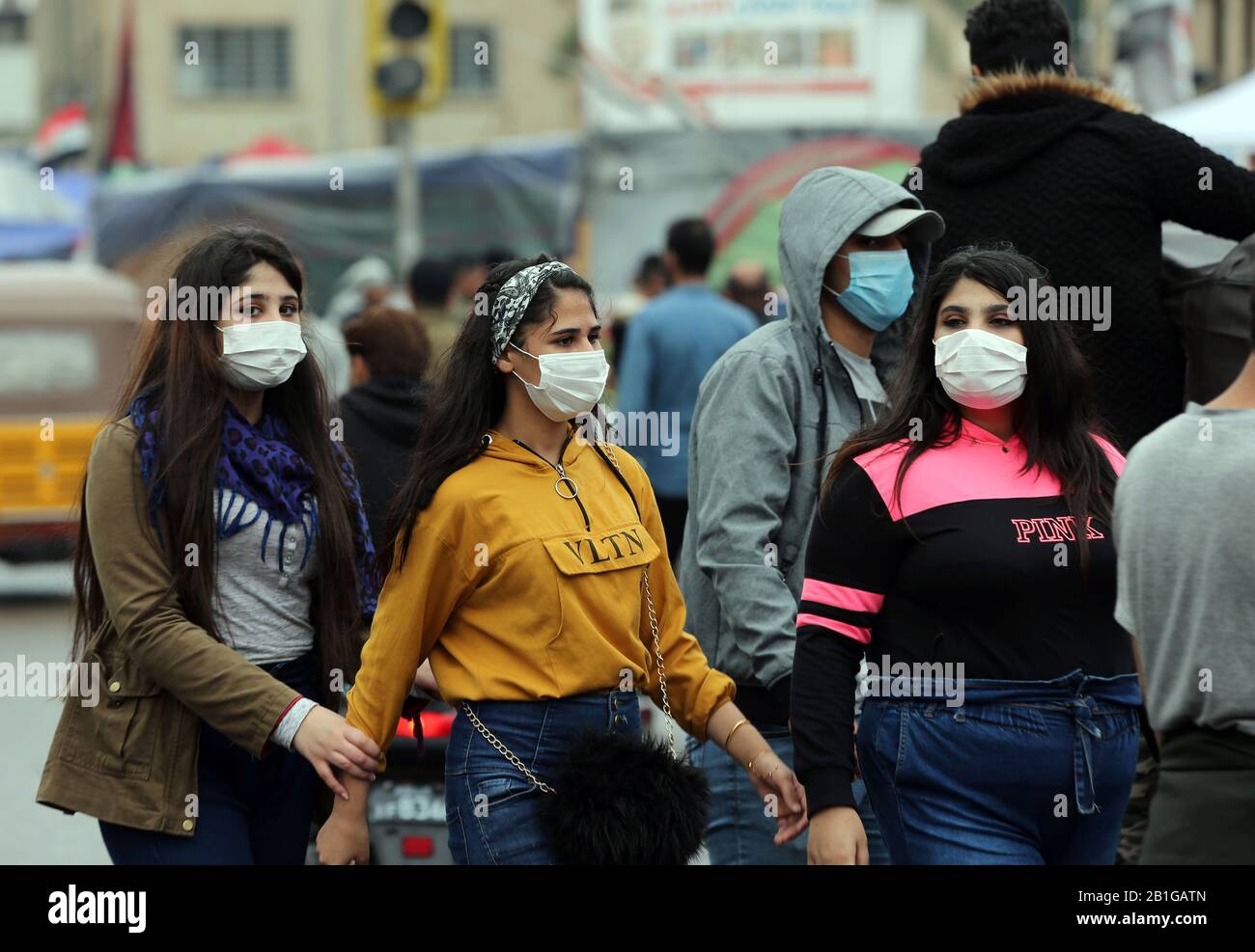 Bagdad, Irak. 25 février 2020. Le peuple iraquien porte des masques dans la rue à Bagdad, en Irak, le 25 février 2020. L'Iraq a annoncé mardi quatre nouveaux cas de nouvelles maladies du coronavirus dans la province septentrionale de Kirkouk, portant le nombre total en Iraq à cinq. Crédit: Khalil Dawood/Xinhua/Alay Live News Banque D'Images