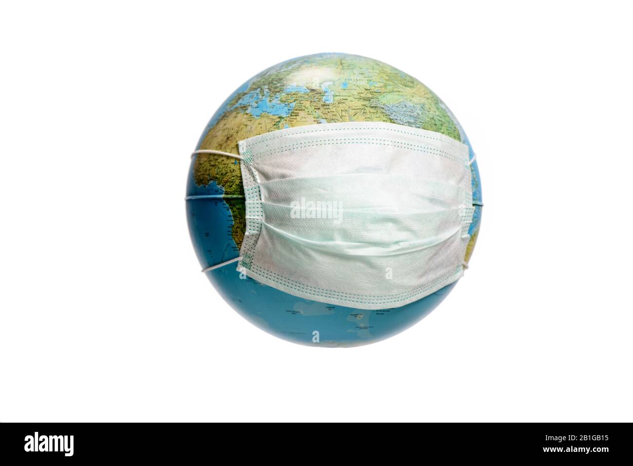 Sauver Le Monde Du Virus Corona. Globe terrestre avec masque de protection, isolé sur fond blanc. Globe terrestre avec texte hongrois. Banque D'Images