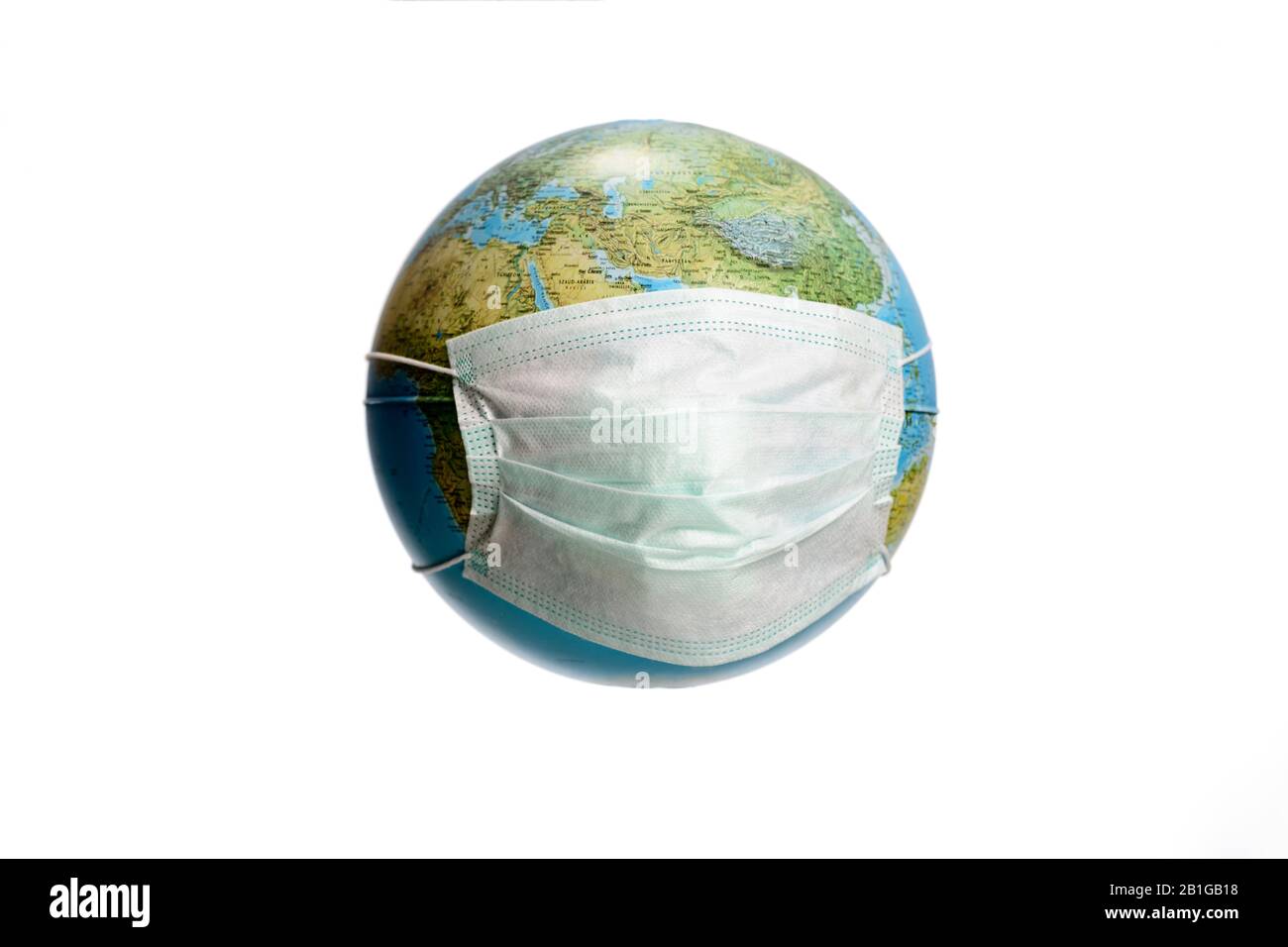 Sauver Le Monde Du Virus Corona. Globe terrestre avec masque de protection, isolé sur fond blanc. Globe terrestre avec texte hongrois. Banque D'Images