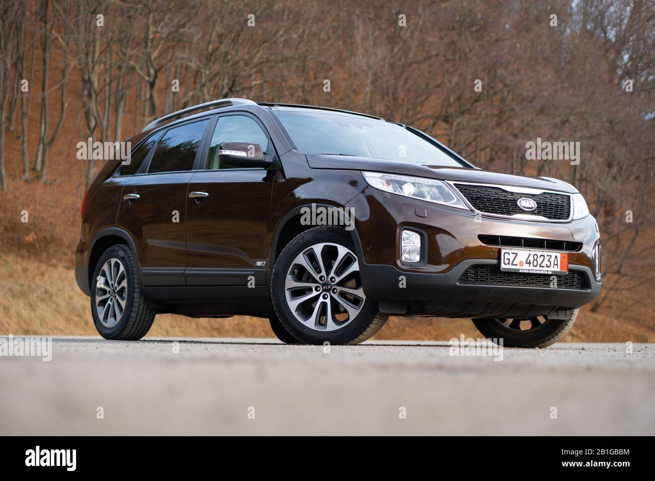 Équipement Kia Sorento Platinum, modèle facelift, année 2014, couleur métallique marron moca. 4x4 suv familial isolé dans un parking vide, séance photo Banque D'Images
