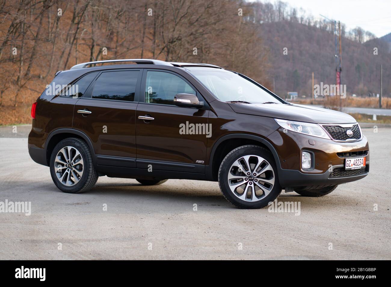 Équipement Kia Sorento Platinum, modèle facelift, année 2014, couleur métallique marron moca. 4x4 suv familial isolé dans un parking vide, séance photo Banque D'Images