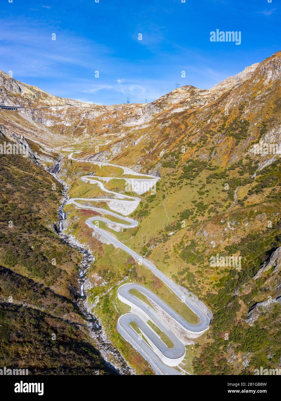 Vue aérienne de la route Tremola San Gottardo, le monument routier le plus long de Suisse inscrit dans l'inventaire des routes suisses historiques. Banque D'Images