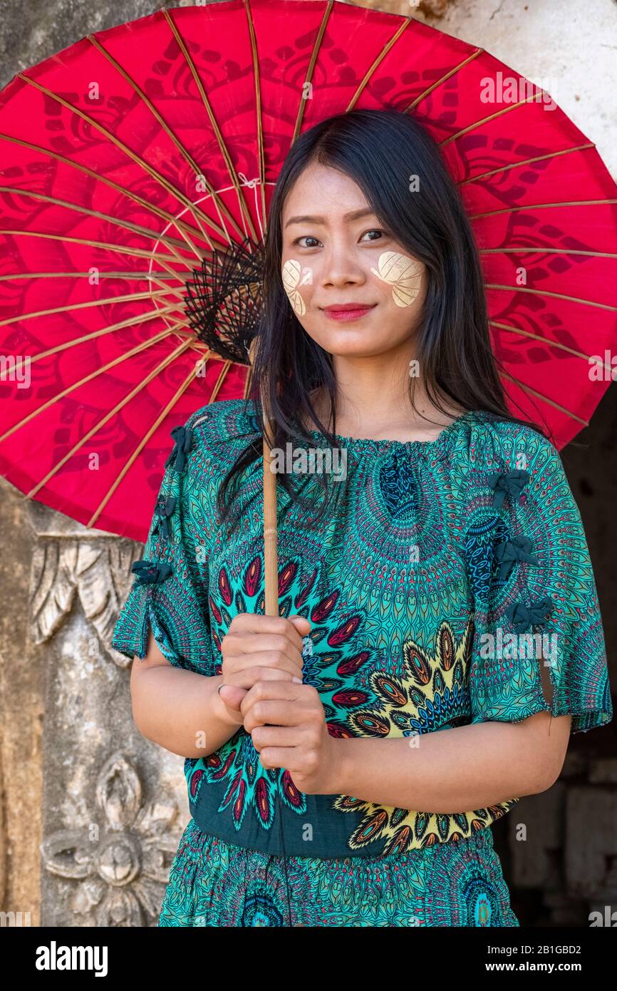 Belle jeune femme birmane posant pour des photos à la Pagode Maha Sandar Mahi, Amarapura, région de Mandalay, Myanmar Banque D'Images