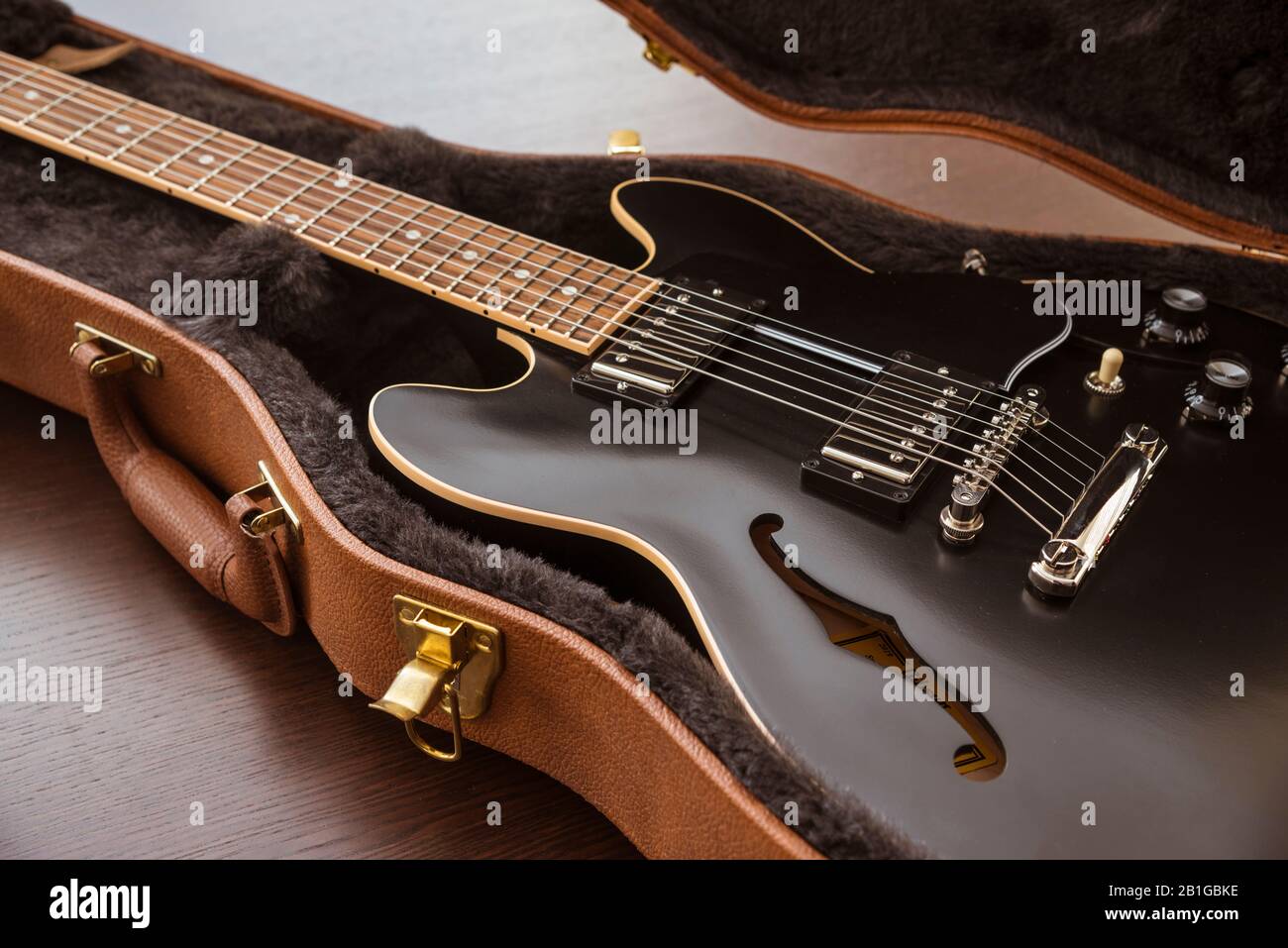 Gibson ES 339 style semi-Hollow Body Electric Guitar Close-up dans le cas  d'un fond en bois Photo Stock - Alamy