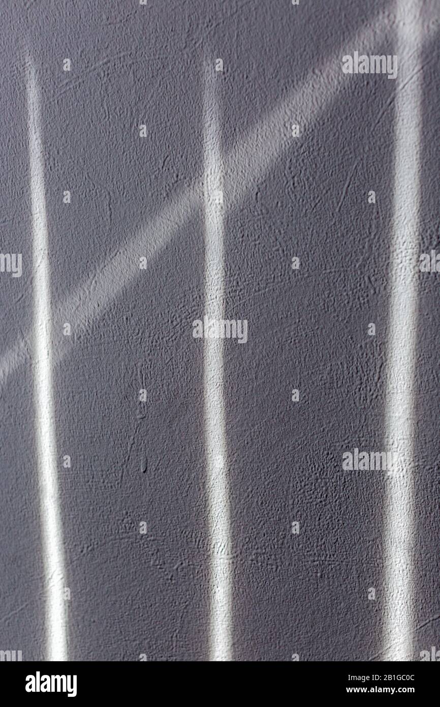 Sunbeam sur mur peint peint. Arrière-plan abstrait de texture noir et blanc. Banque D'Images