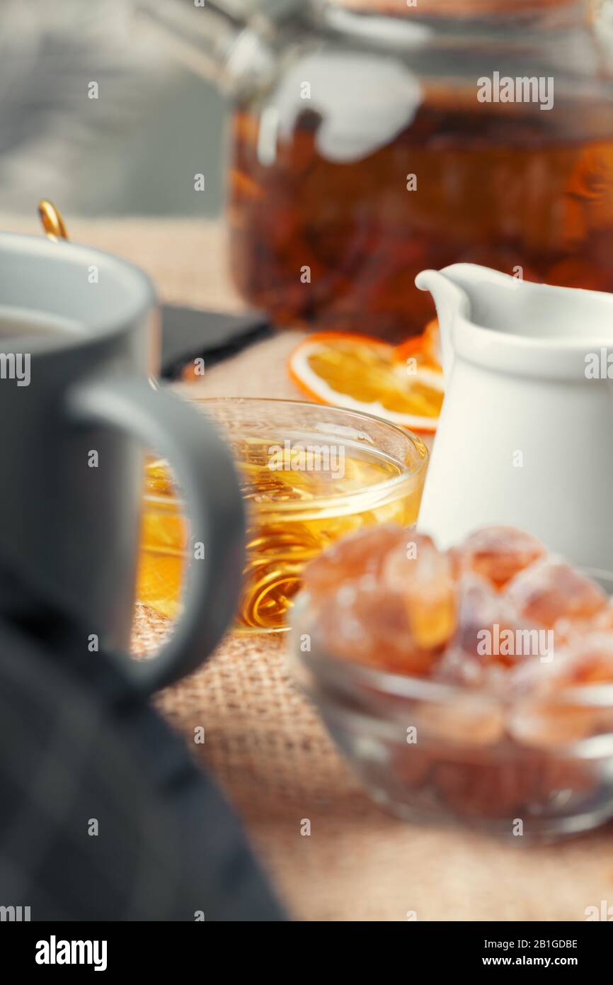 Thé chinois thé thé thé citron gingembre miel sur la nappe légère. Cérémonie du thé Banque D'Images