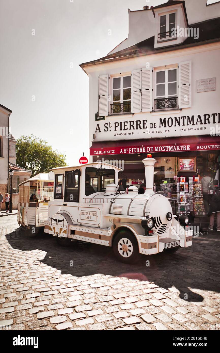 Paris, France - 20 septembre 2019 : train touristique qui traverse le quartier pittoresque de Montmartre à Paris, où vivent des artistes comme Picasso. Banque D'Images