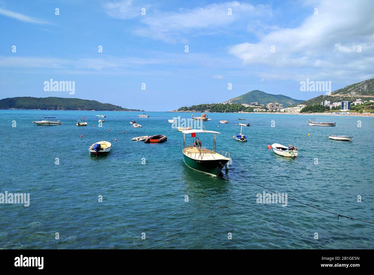 Parking en bateau en été. Marina Lot et bateaux amarrés dans une baie au Monténégro. Baie pittoresque. Banque D'Images