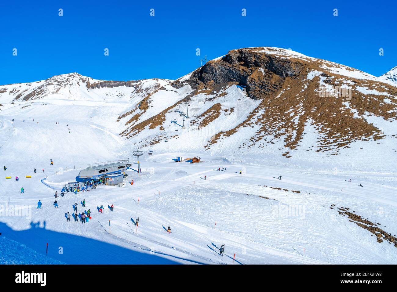 Grindelwald-FIRST, SUISSE - 15 JANVIER 2020: Skieurs sur La première montagne de Grindelwald dans les Alpes bernoises de Suisse, Banque D'Images