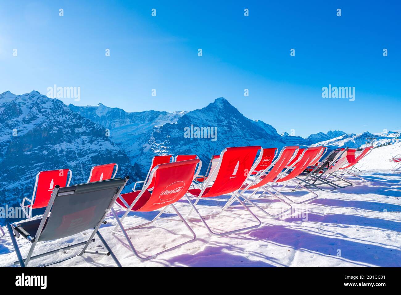 Grindelwald-FIRST, SUISSE - 15 JANVIER 2020: Des chaises longues rouges vides à Schreckfeld sur La première montagne Banque D'Images