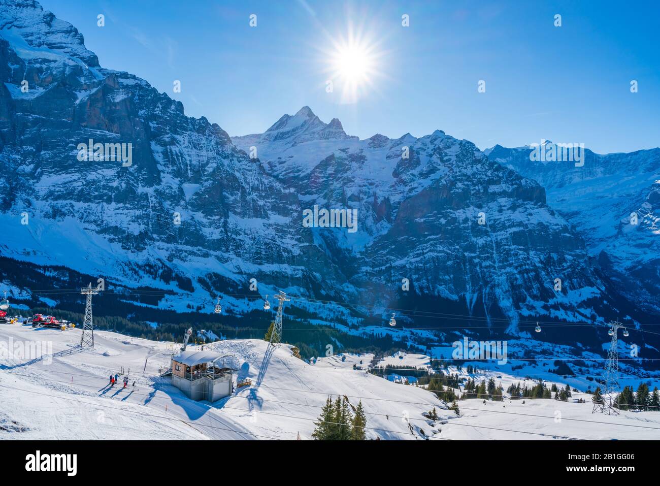 Grindelwald-FIRST, SUISSE - 15 JANVIER 2020: Skieurs sur La première montagne de Grindelwald dans les Alpes bernoises de Suisse, Banque D'Images