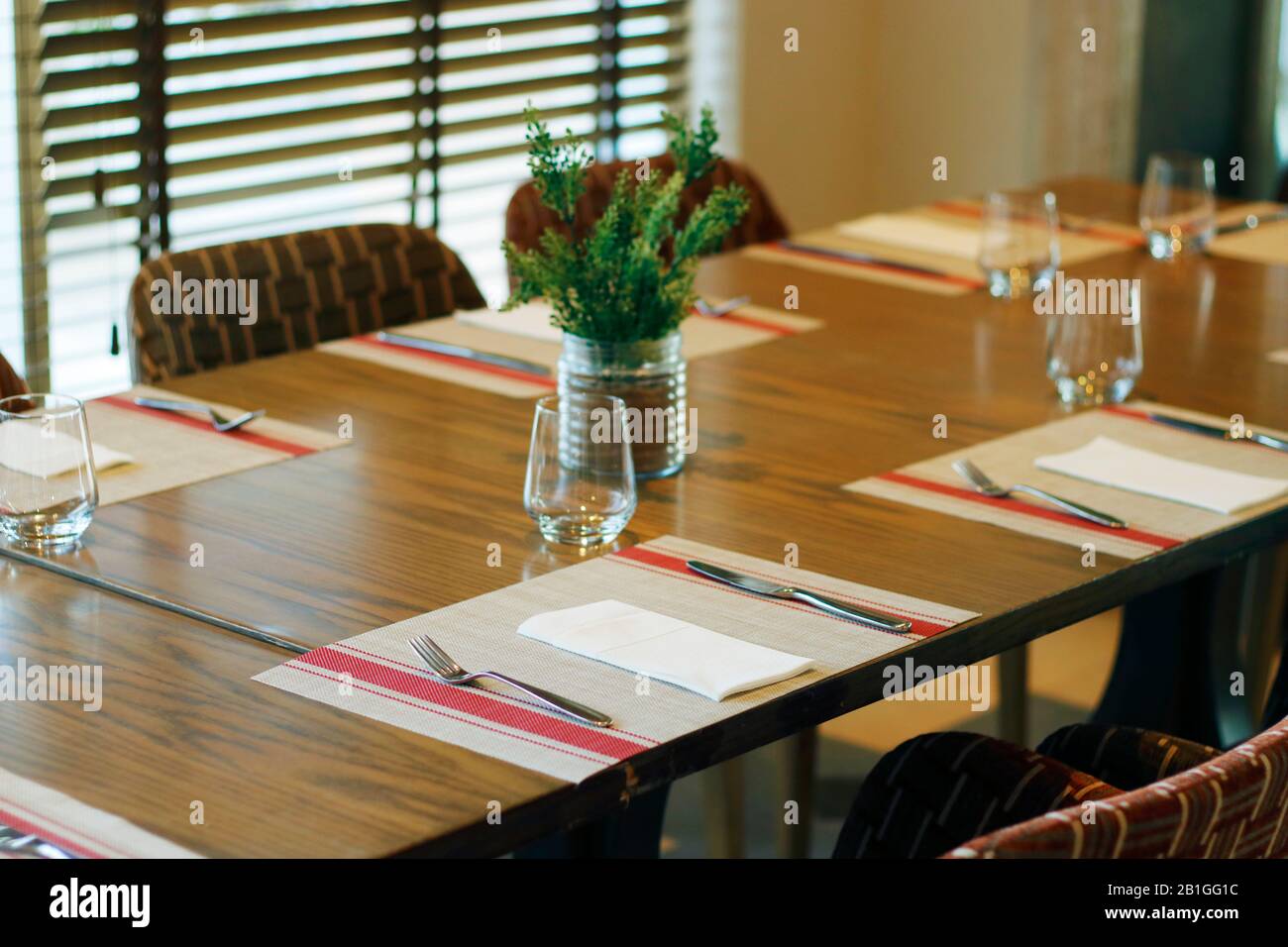 table de restaurant décontractée avec des couleurs brunes sombres Banque D'Images