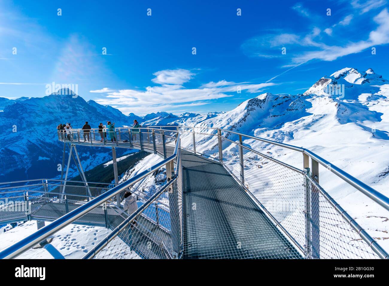 Grindelwald-FIRST, SUISSE - 15 JANVIER 2020: Les touristes prennent des photos sur la Cliff Walk, une plate-forme populaire d'observation sur la première montagne Banque D'Images
