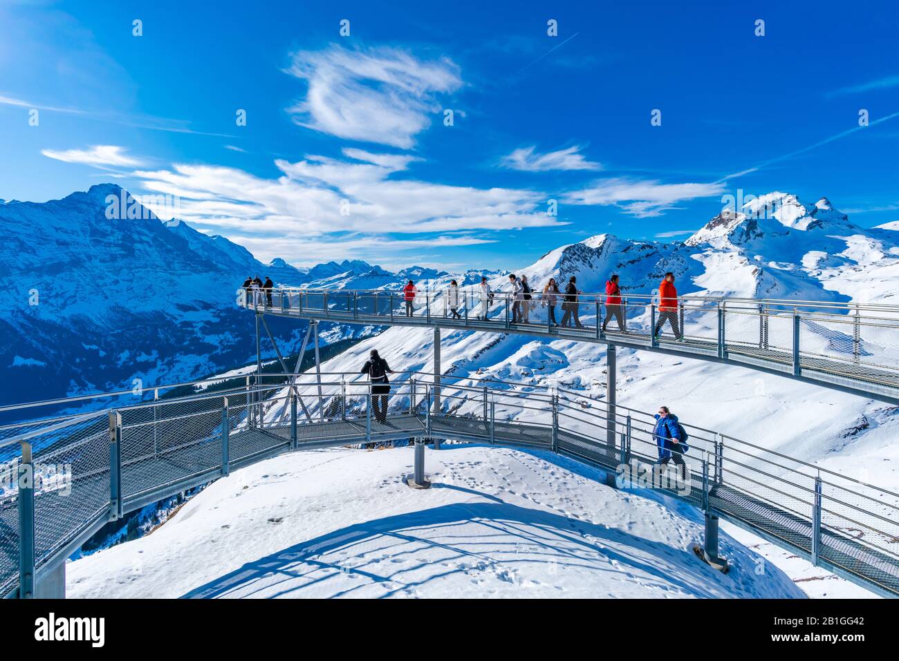 Grindelwald-FIRST, SUISSE - 15 JANVIER 2020: Les touristes prennent des photos sur la Cliff Walk, une plate-forme populaire d'observation sur la première montagne Banque D'Images
