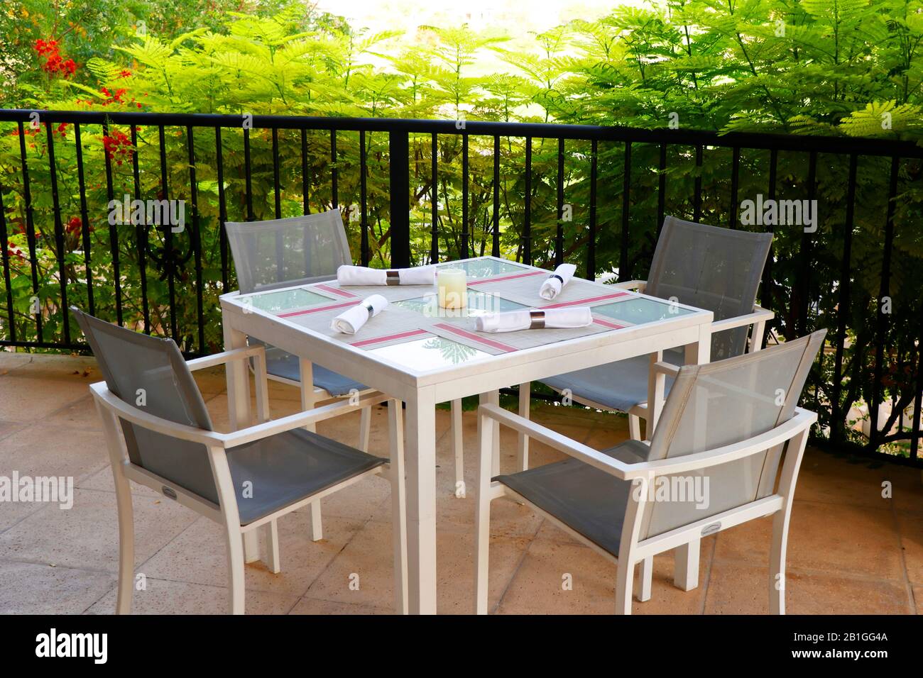 table de salle à manger simple aménagée en terrasse ouverte avec vue magnifique sur la nature Banque D'Images