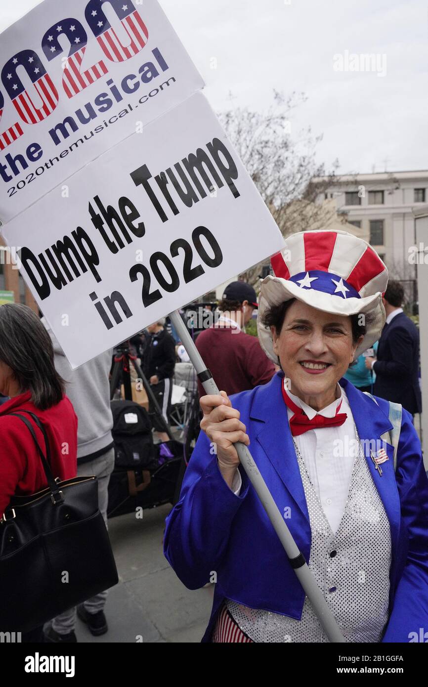 Charleston, États-Unis. 25 février 2020. Un manifestant anti-Trump dans un costume de l'oncle Sam se tient en dehors du Débat démocratique CBS News au Gaillard Center le mardi 25 février 2020, à Charleston, en Caroline du Sud. Samedi, la Caroline du Sud vote le premier primaire démocratique du sud. Photo de Richard Ellis/UPI crédit: UPI/Alay Live News Banque D'Images