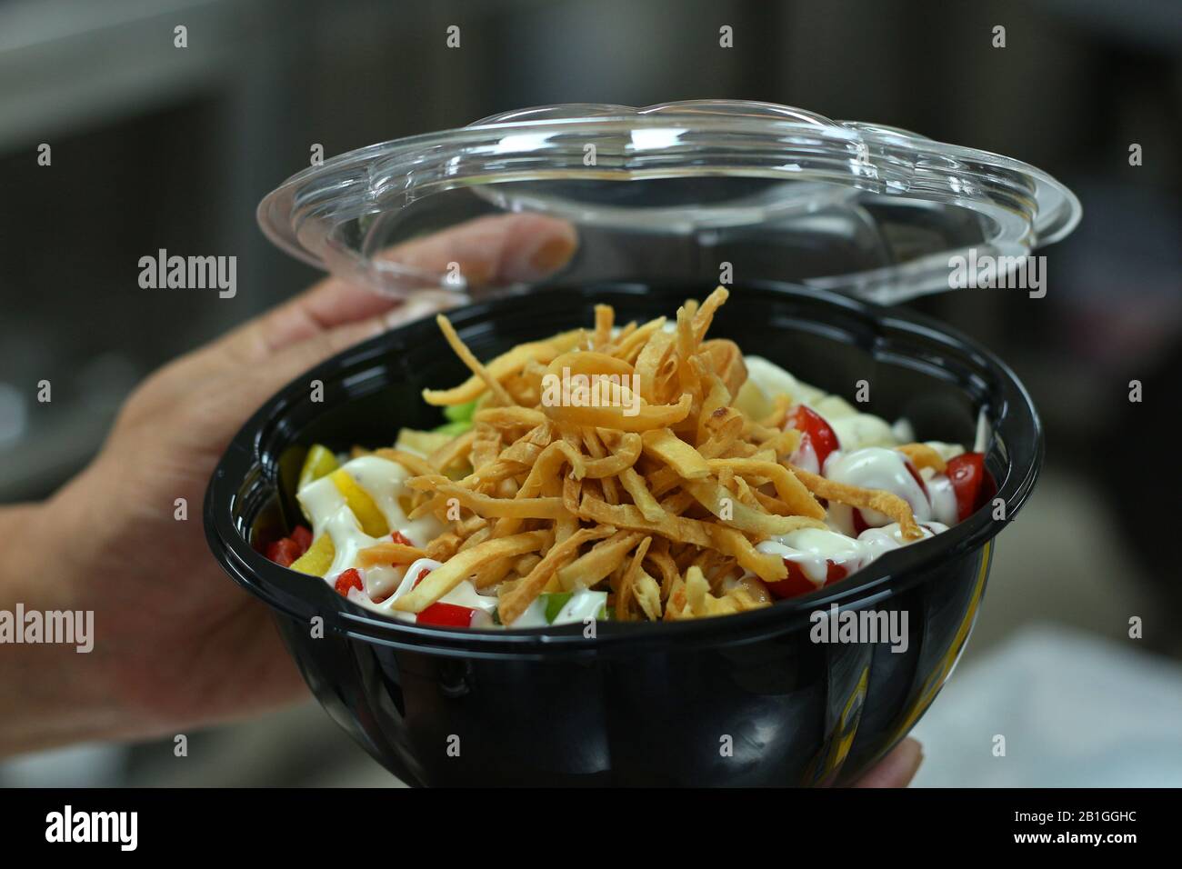 Salade végétarienne saine, concept de plats à emporter, salade dans le conteneur alimentaire, délicieux repas de Vegan Banque D'Images