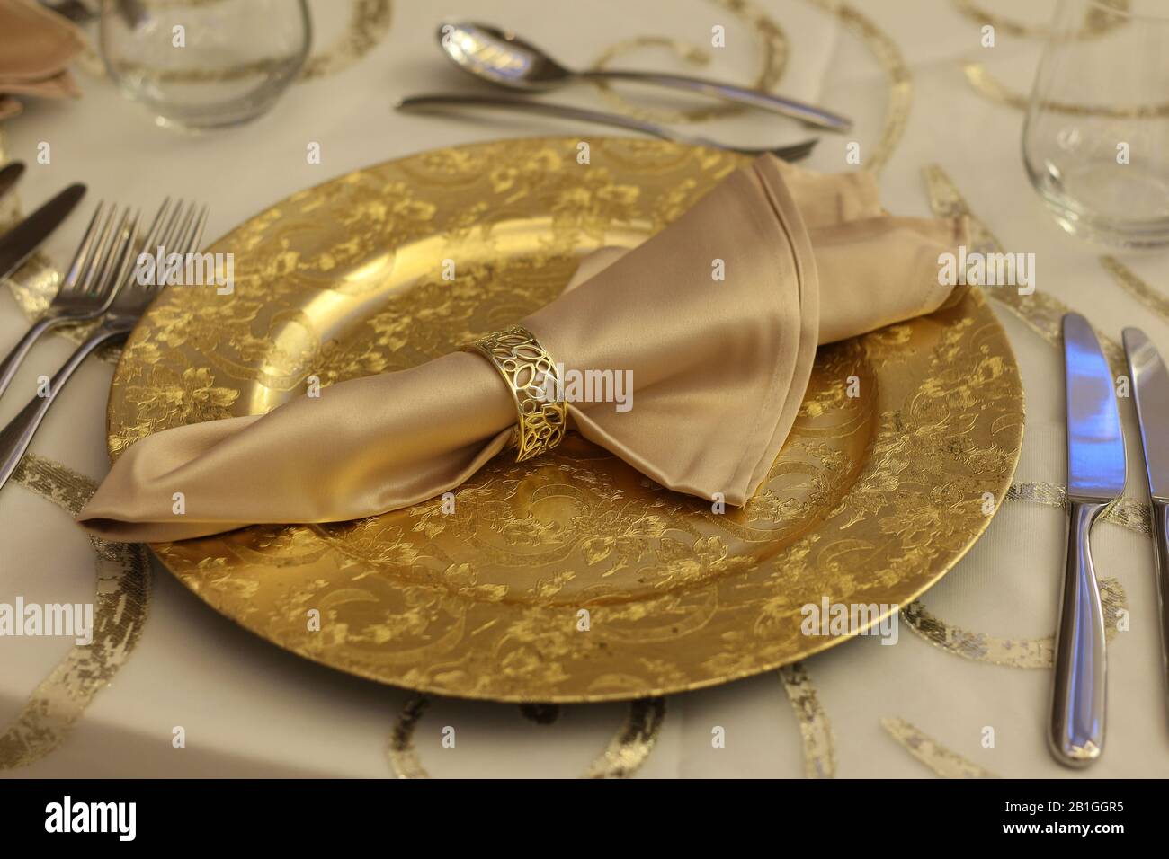 Table à thème arabe avec plaque dorée Banque D'Images