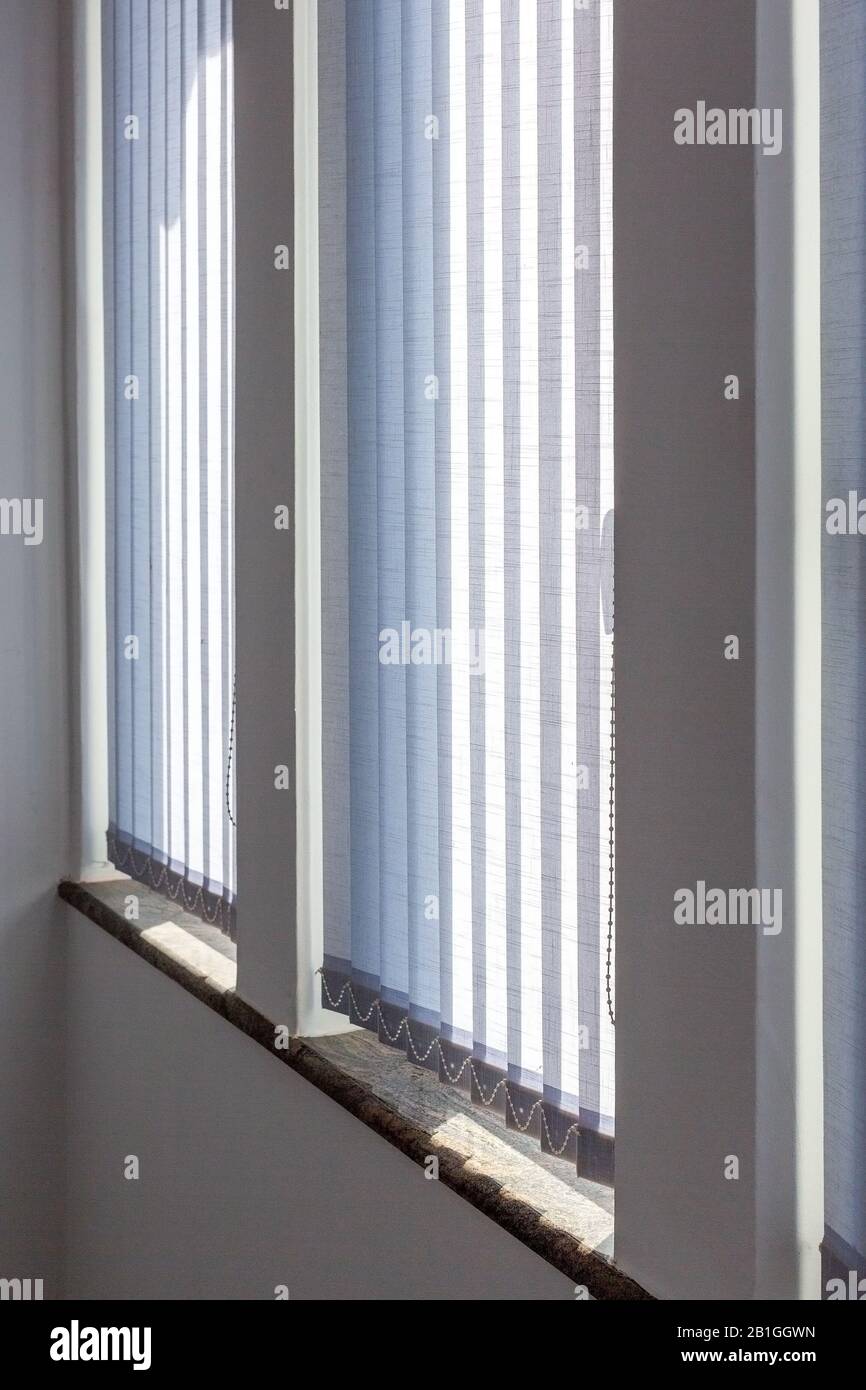 Stores de bureau fermés verticaux sur la fenêtre. Banque D'Images