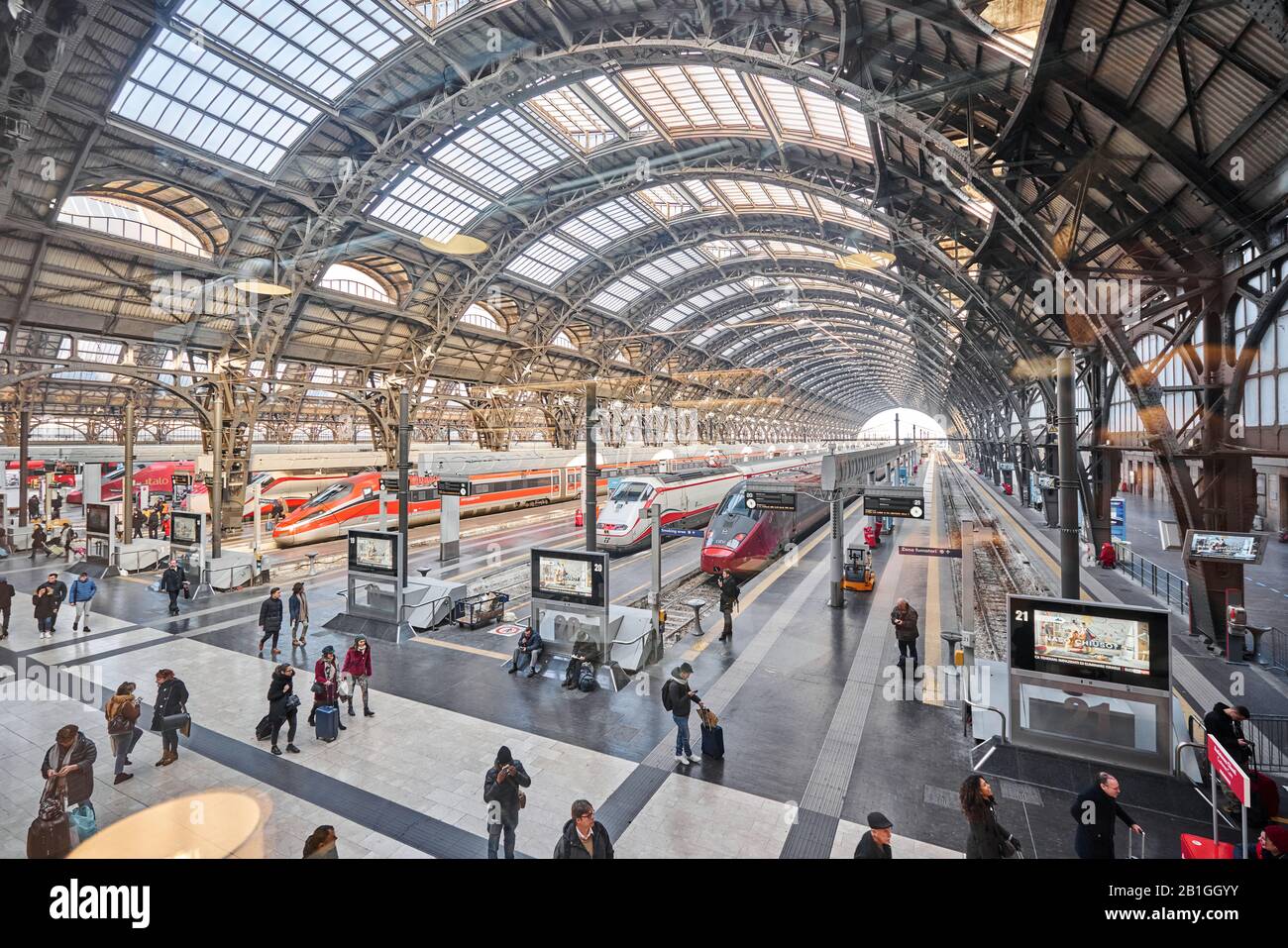 Milan, Italie - 21 Janvier 2019 : Vue Intérieure De La Gare Centrale De Milan. Des trains à grande vitesse modernes à la gare centrale de Milan. Concept de voyage Banque D'Images