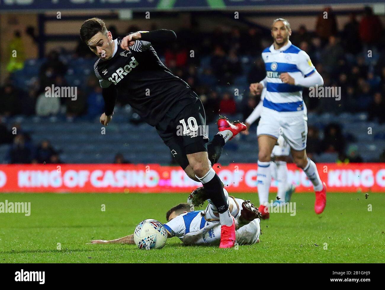 Tom Lawrence, du comté de Derby, est fould par Yoann Barbet des Queens Park Rangers lors du match de championnat Sky Bet à Loftus Road, Londres. Banque D'Images