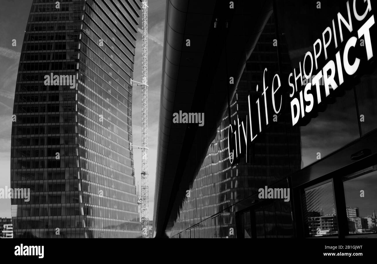 CityLife shopping distrct entrée avec les peuples et gratte-ciel reflétés dans la fenêtre, Milan, Italie Banque D'Images
