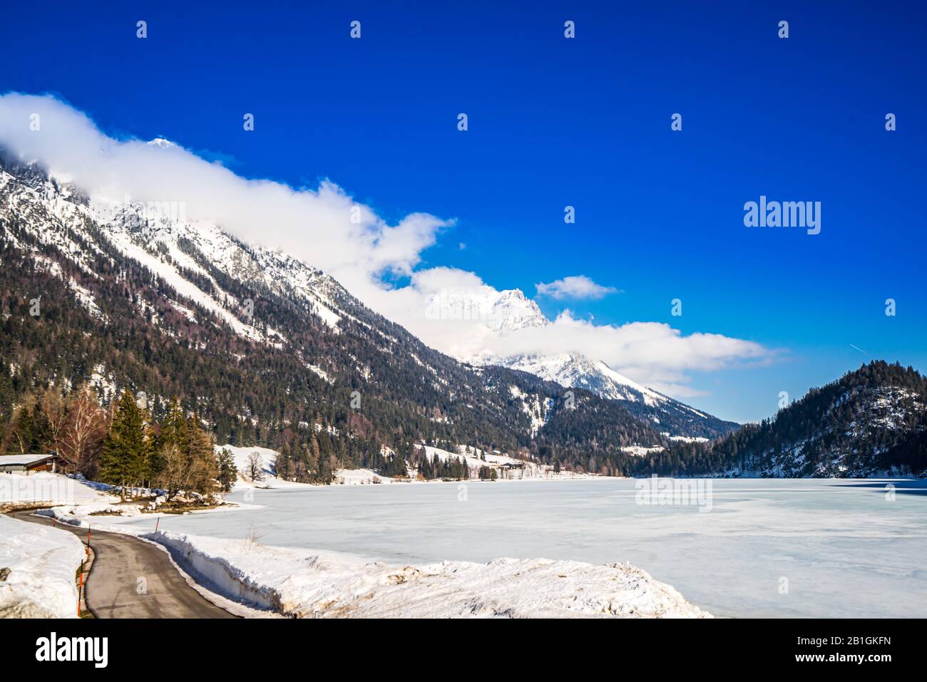Vue sur le paysage hivernal du lac Hintersteiner au Tyrol, en Autriche Banque D'Images