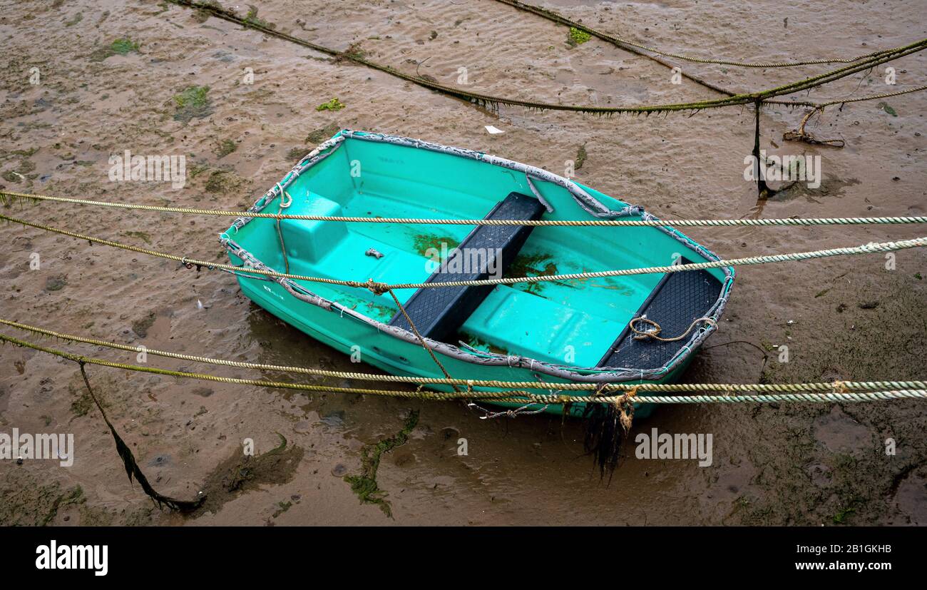 Bateaux locaux sur la zone intertidale sablonneuse à marée basse à legis ryme, sud de l'angleterre Banque D'Images