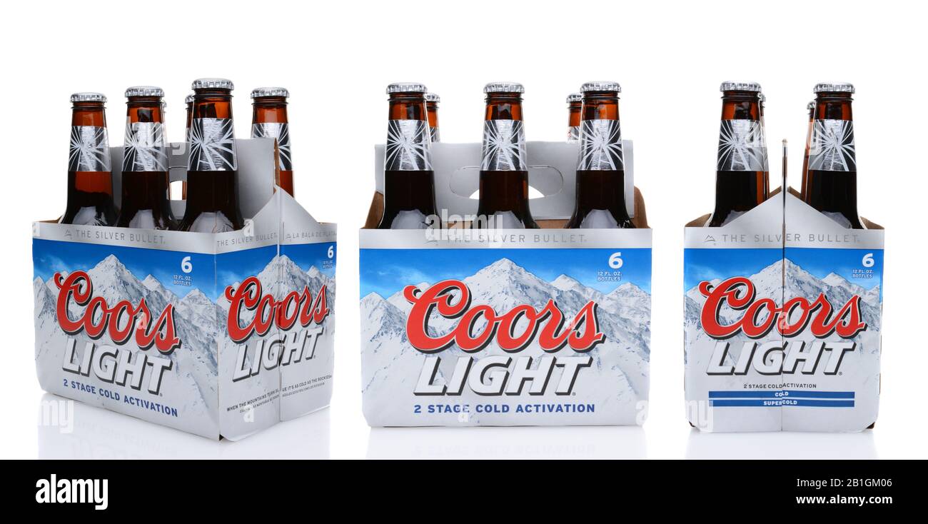 Irvine, CA - 25 MAI 2014 : trois packs de 6 packs de Coors Light Beer, vue latérale et vue 3/4. Banque D'Images