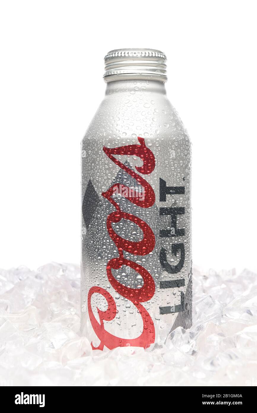 Irvine, CALIFORNIE - 15 AVRIL 22019: Coors Light aluminium Pint bouteille debout dans un lit de glace. Banque D'Images