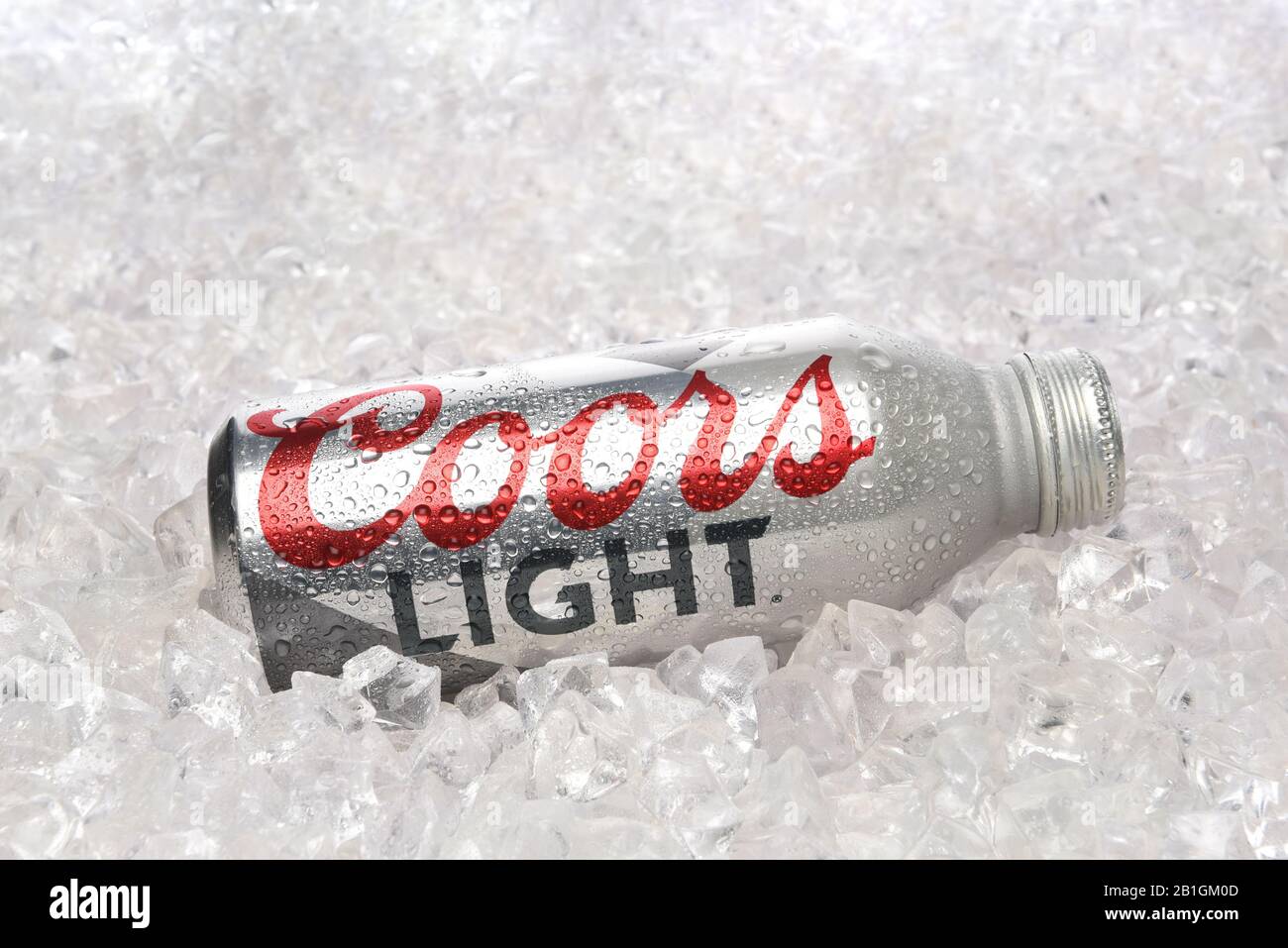 Irvine, CALIFORNIE - 15 AVRIL, 22019: Une bouteille de pinte en aluminium clair Coors posée dans un lit de glace. Banque D'Images